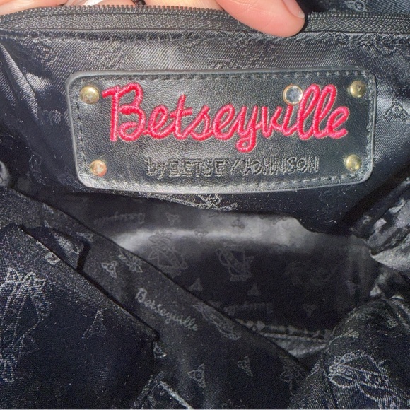 Air Betseyville By Betsey Johnson Black & Gold Travel Peace Lips Weekender Bag - Picture 10 of 16